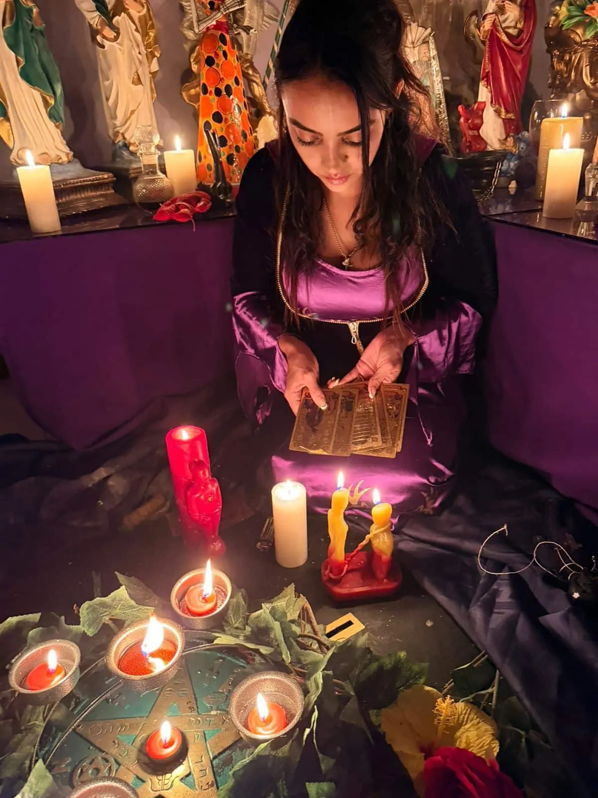 La Maestra Sara leyendo las cartas del tarot rodeada de velas